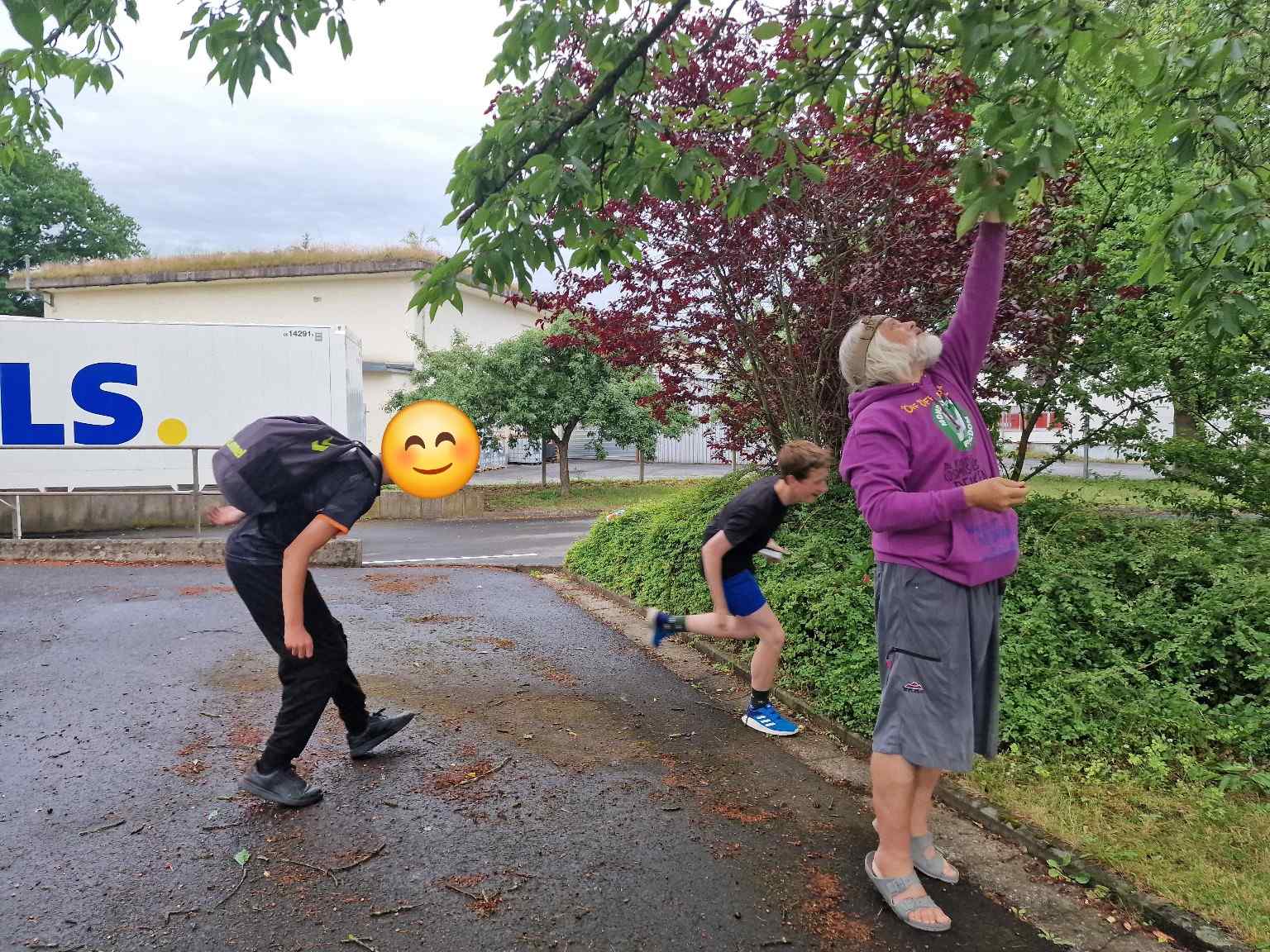 Öff1 mit lila Hoodie - bei Gröning-Kreis draußen.jpg