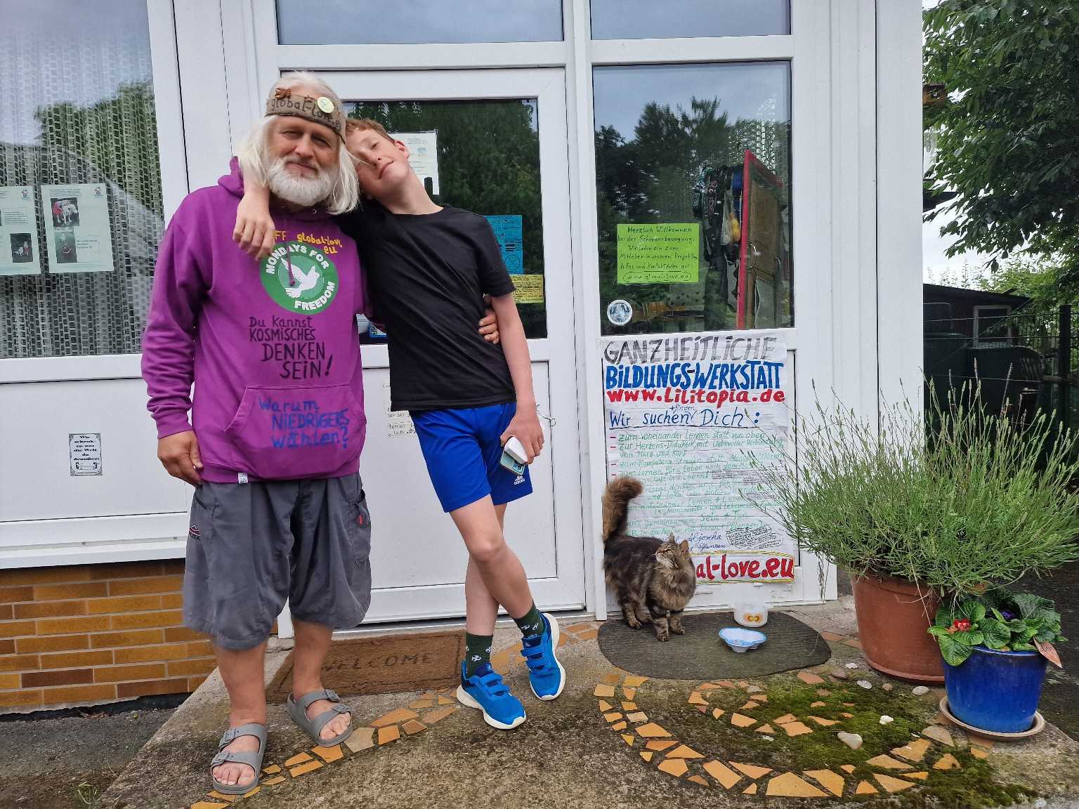 Öff3 mit lila Hoodie - Öff u Josch.jpg