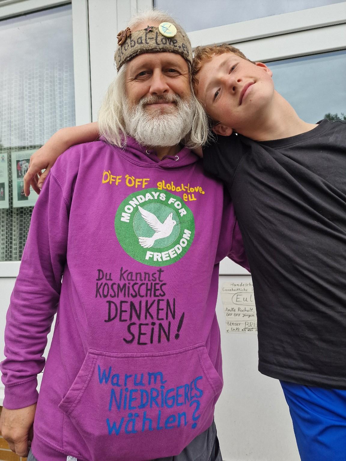 Öff6 mit lila Hoodie - Öff u Josch nah.jpg