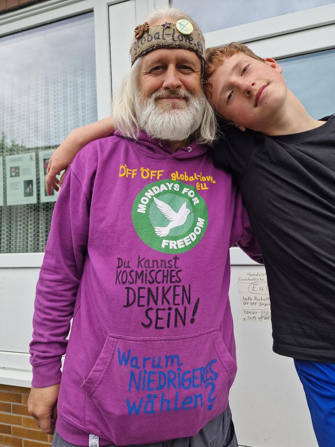 Öff7 mit lila Hoodie - Öff u Josch nah.jpg