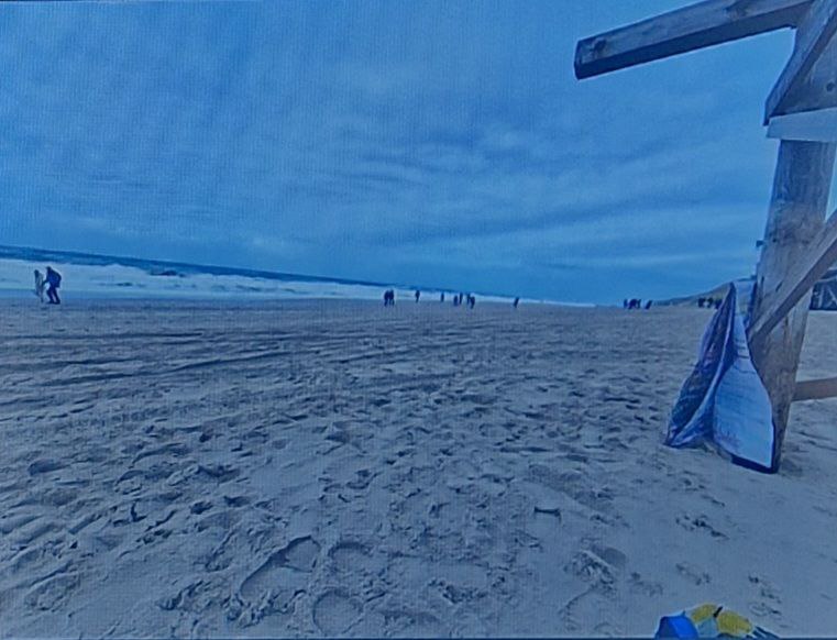 SYLT-STRAND-AKTION 3 - BLICK AN PLAKAT VORBEI AUFS MEER.jpg